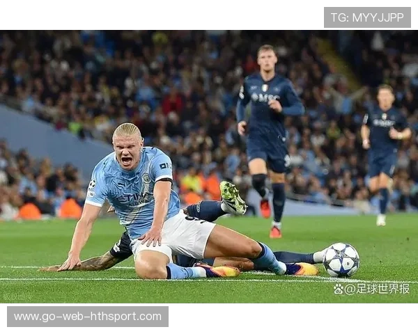 曼城中路推进，哈兰德抢到六码点